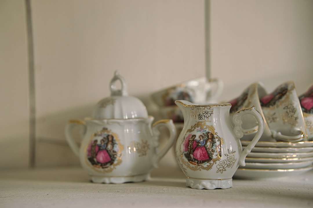 ceainic din ceramica florala alba si rosie puzzle online