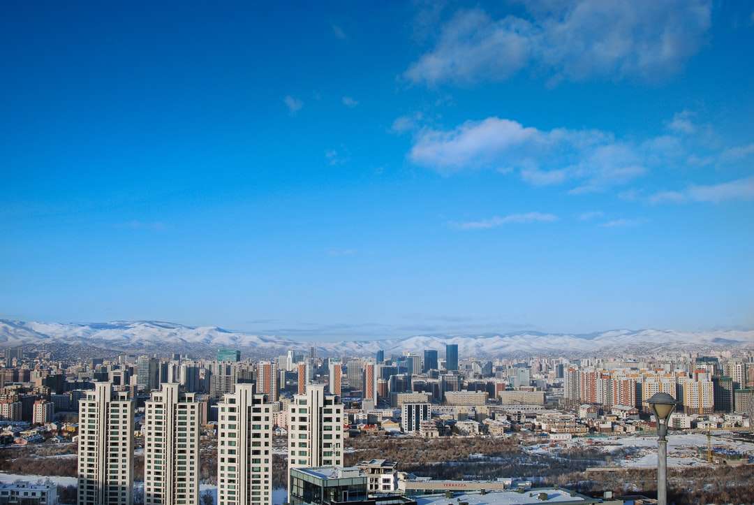 міські будівлі під блакитним небом в денний час онлайн пазл