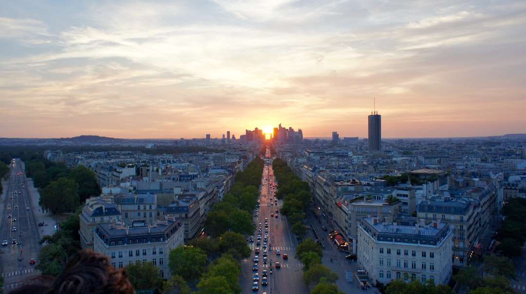 vue aérienne des bâtiments de la ville au coucher du soleil puzzle en ligne