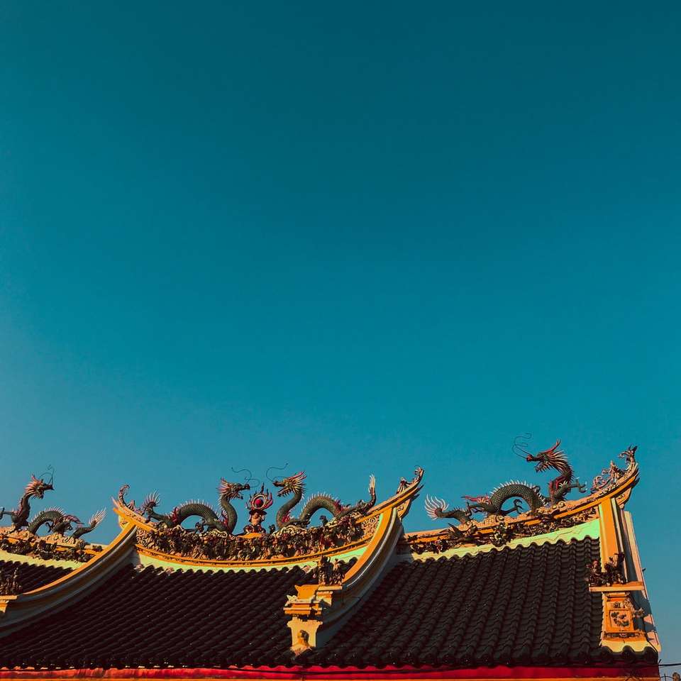 templo rojo y dorado bajo un cielo azul durante el día rompecabezas en línea