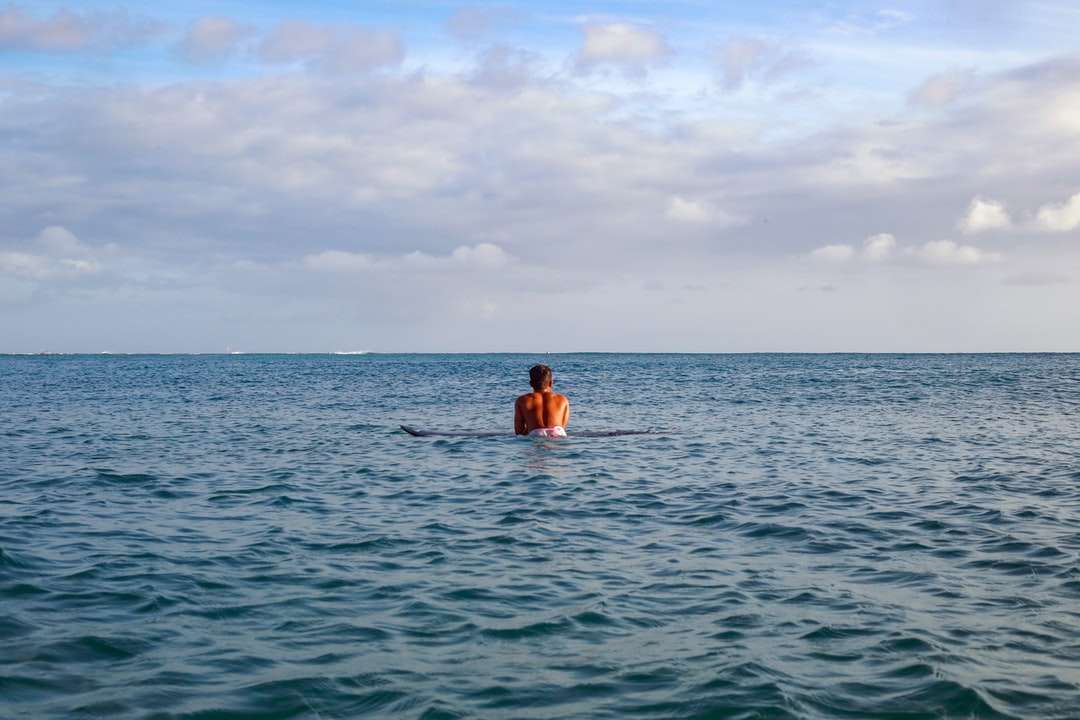 mulher de biquíni azul na água durante o dia puzzle online