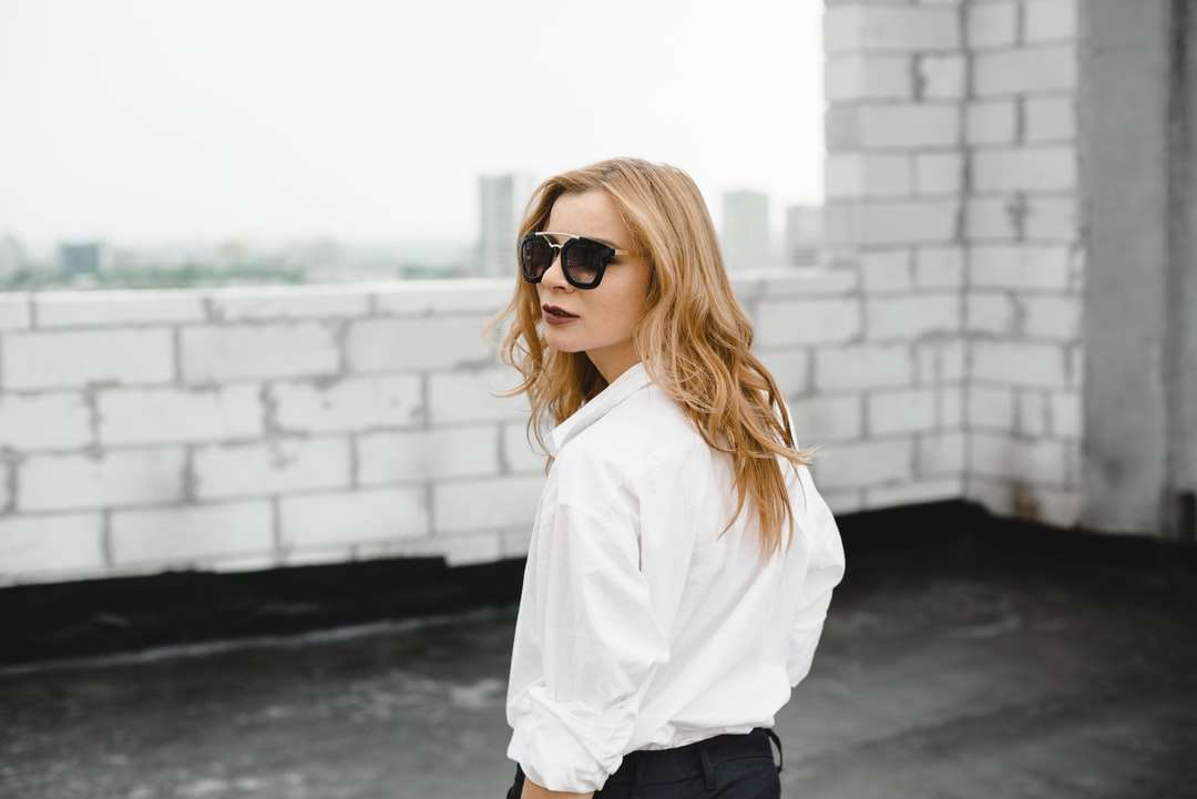 жена в бяла риза и черен панталон онлайн пъзел