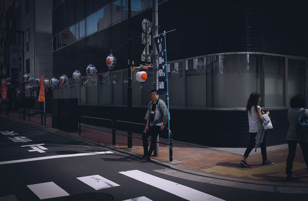 Mann in gelber Jacke und schwarzer Hose auf Bürgersteig stehend Puzzlespiel online