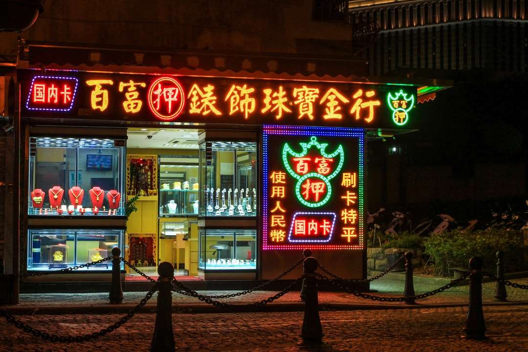 mensen lopen 's nachts op de stoep in de buurt van de winkel online puzzel