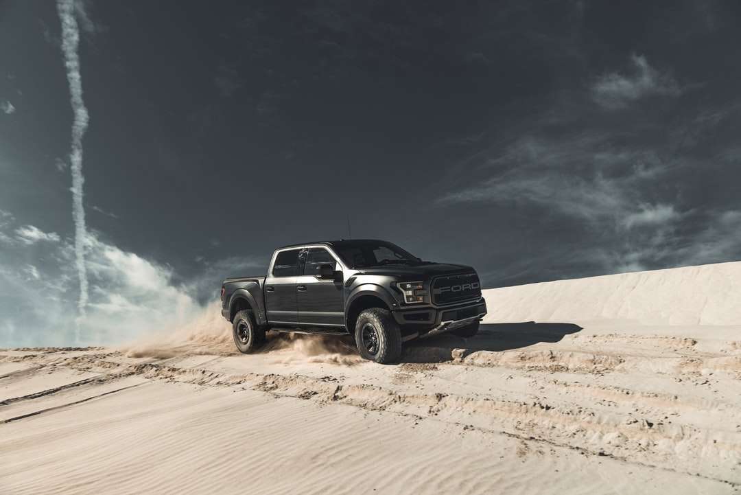 caminhonete Chevrolet preta com cabine da tripulação na areia marrom puzzle online
