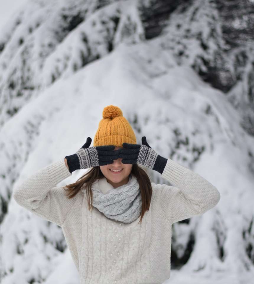 žena v bílém svetru na sobě hnědou pletenou čepici skládačky online