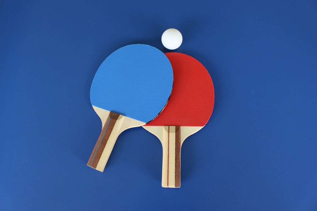 赤と白の木製卓球ラケット オンラインパズル