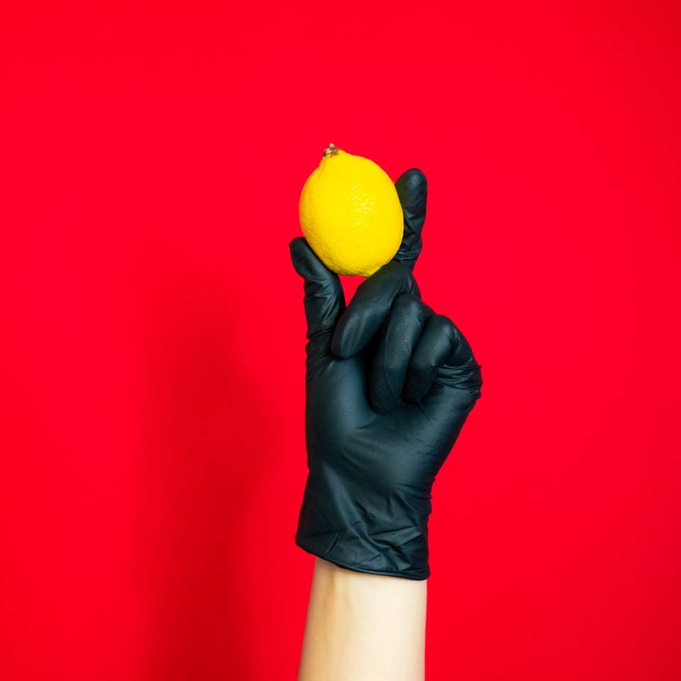 黄色い柑橘系の果物を持っている人 ジグソーパズルオンライン