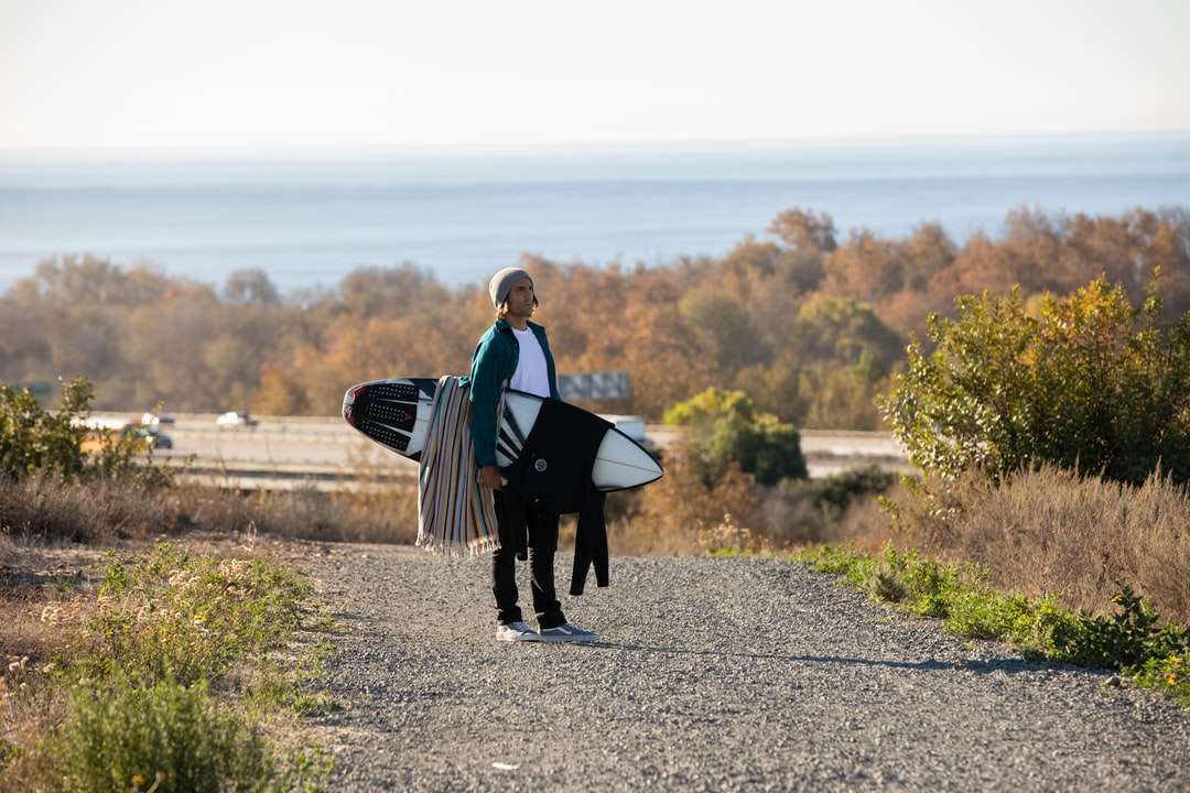 vrouw in zwarte jas lopen op grijze asfaltweg online puzzel