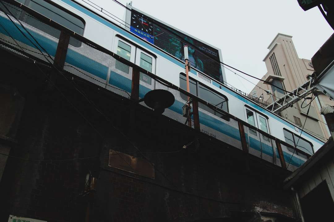 modrý a bílý vlak na železnici během dne skládačky online