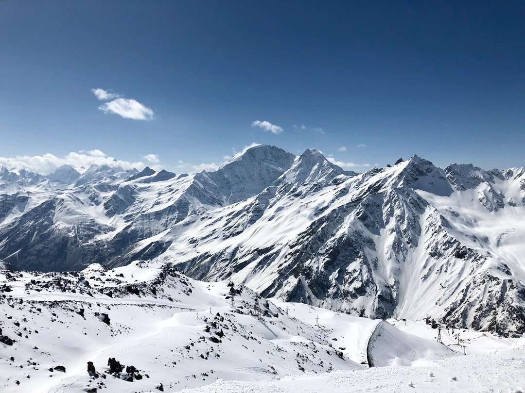 Montaña cubierta de nieve bajo un cielo azul durante el día rompecabezas