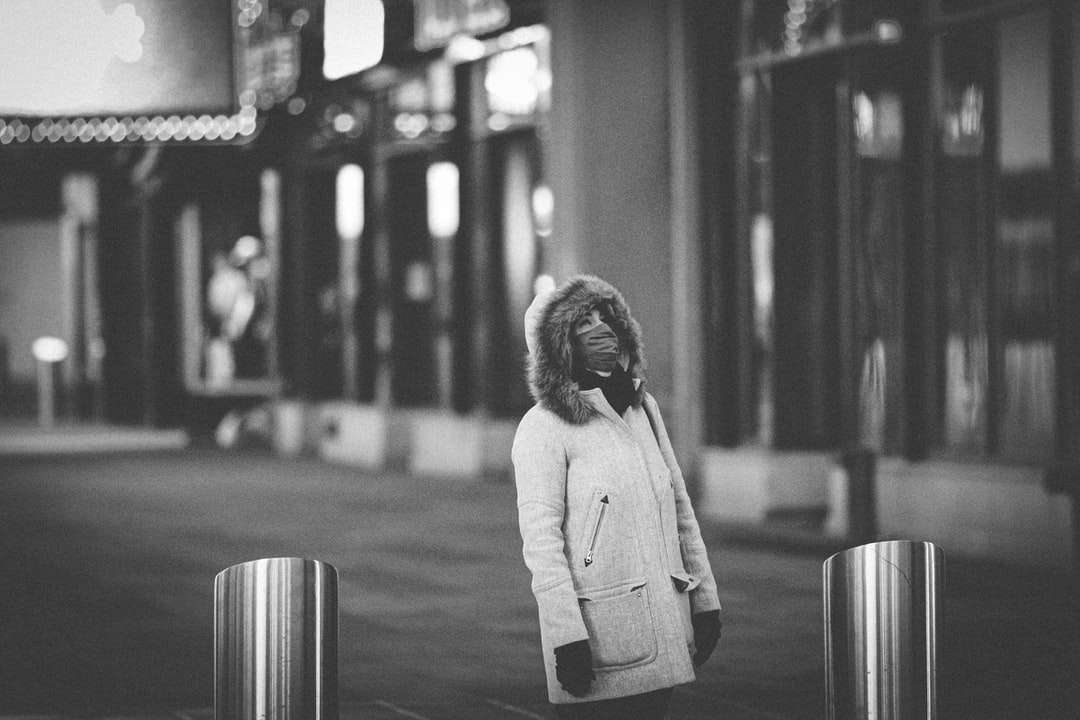 Frau im weißen Langarmhemd, das auf Bürgersteig steht Online-Puzzle