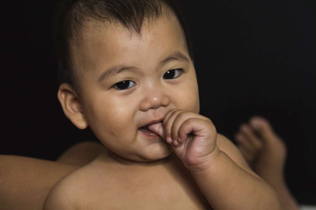 τόπλες μωρό με μαύρο φόντο παζλ online