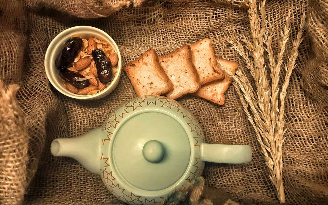 белый керамический чайник рядом с коричневой и белой едой онлайн-пазл
