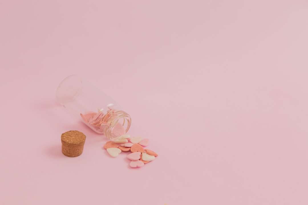 розовые и белые конфеты в форме сердца пазл онлайн