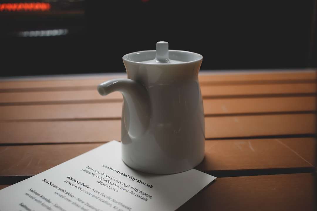 бял керамичен чайник върху бяла хартия за принтер онлайн пъзел
