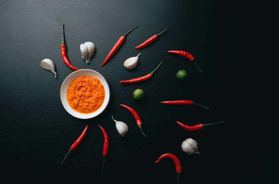 piros chili paprika és zöld chili fehér kerámia tál online puzzle