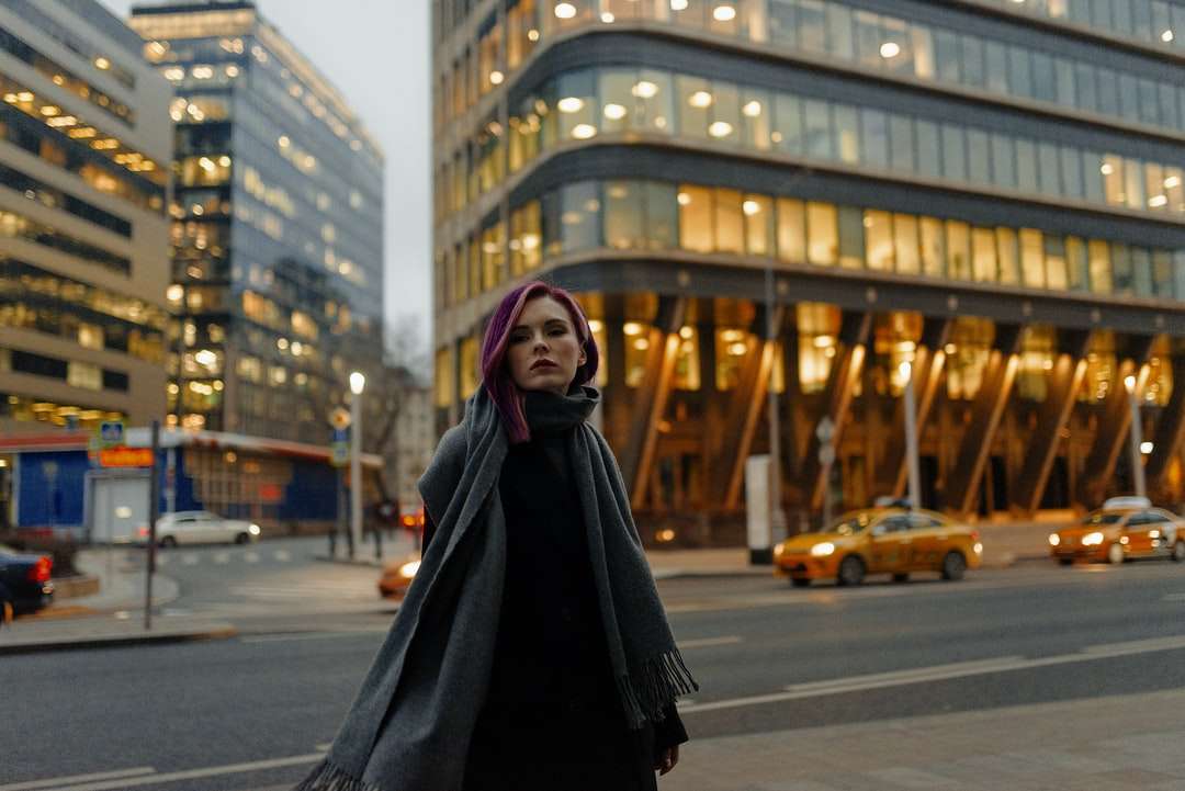 γυναίκα σε μαύρο παλτό στέκεται στο δρόμο κατά τη διάρκεια της ημέρας παζλ online