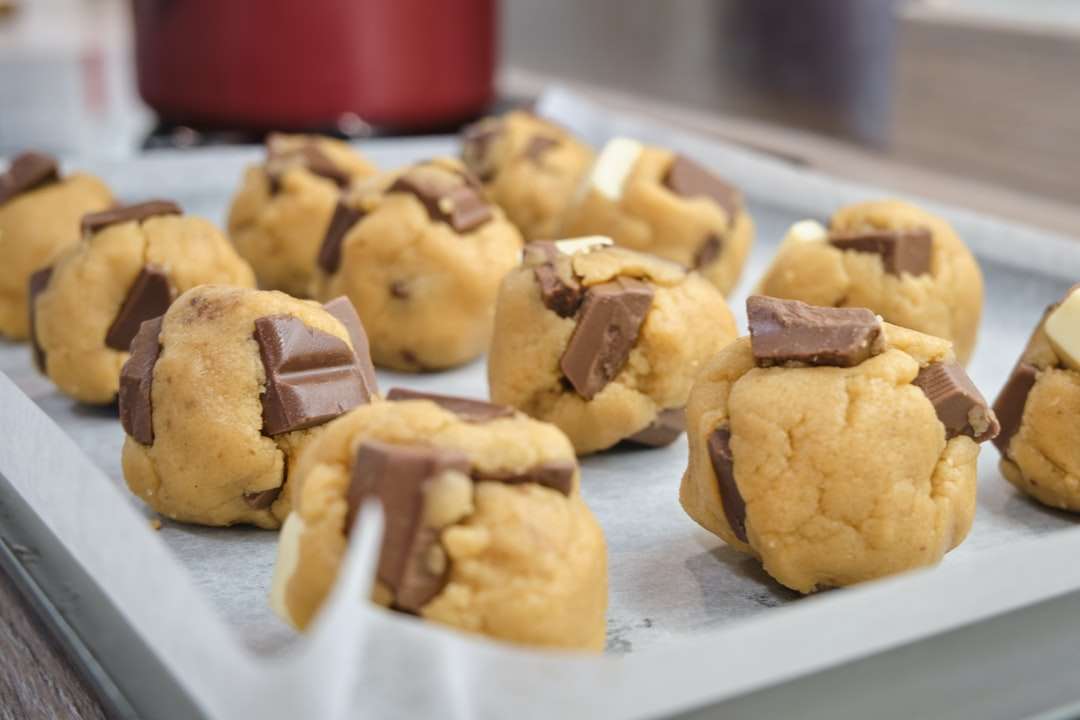 коричневе печиво на білому лотку онлайн пазл