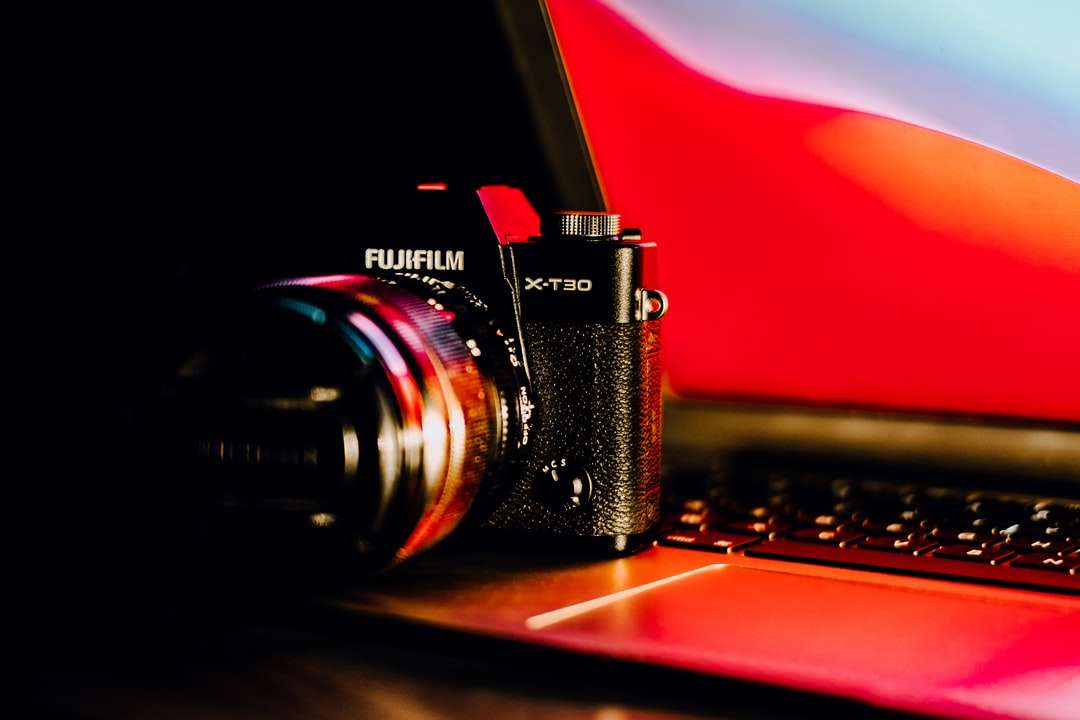 Appareil photo reflex numérique Nikon noir sur table en bois marron puzzle en ligne