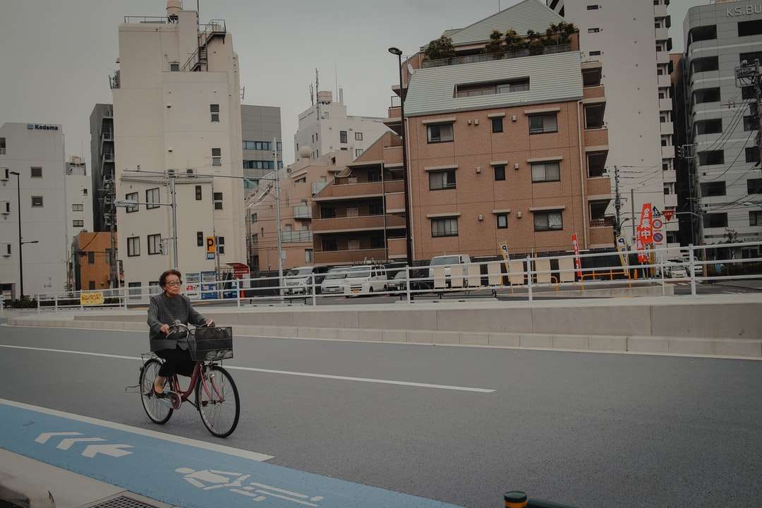 άντρας με μαύρο σακάκι ιππασία ποδήλατο στο δρόμο κατά τη διάρκεια της ημέρας online παζλ