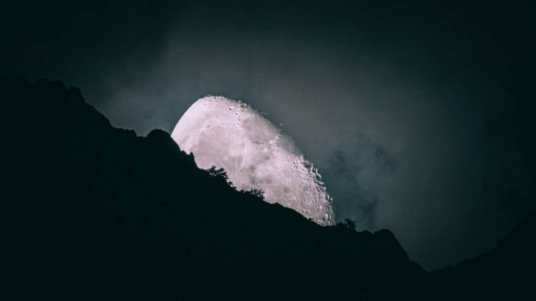 silhouet van berg onder sterrennacht online puzzel