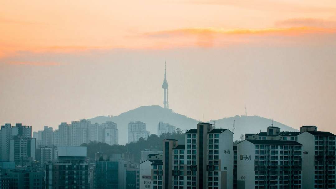 panorama města pod oranžovou oblohou skládačky online