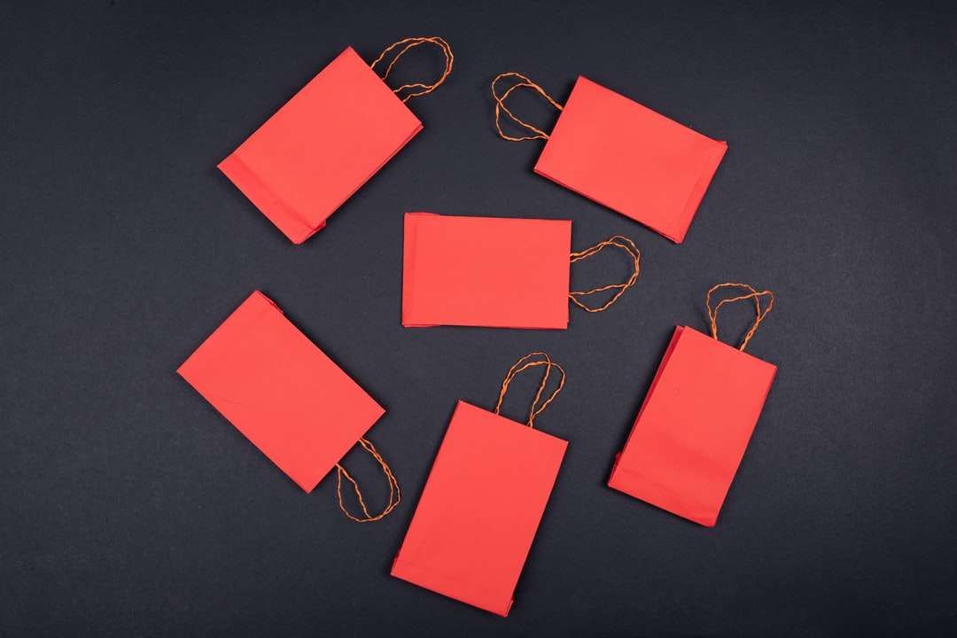 orange Büroklammer auf schwarzer Oberfläche Online-Puzzle