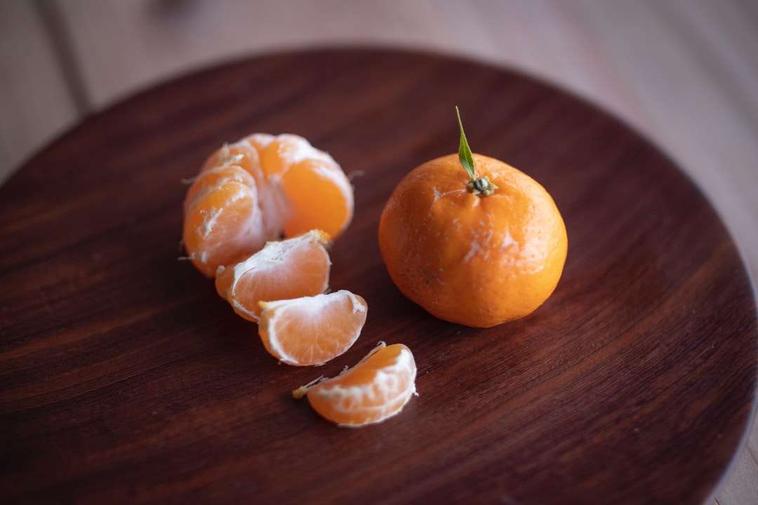 φέτες πορτοκάλια σε καφέ ξύλινο τραπέζι online παζλ