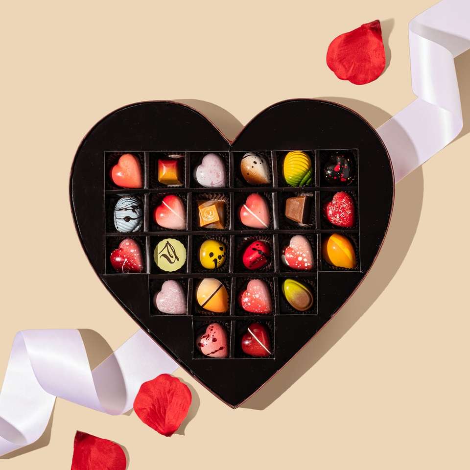 червени бонбони във формата на сърце и жълти и червени сърца онлайн пъзел