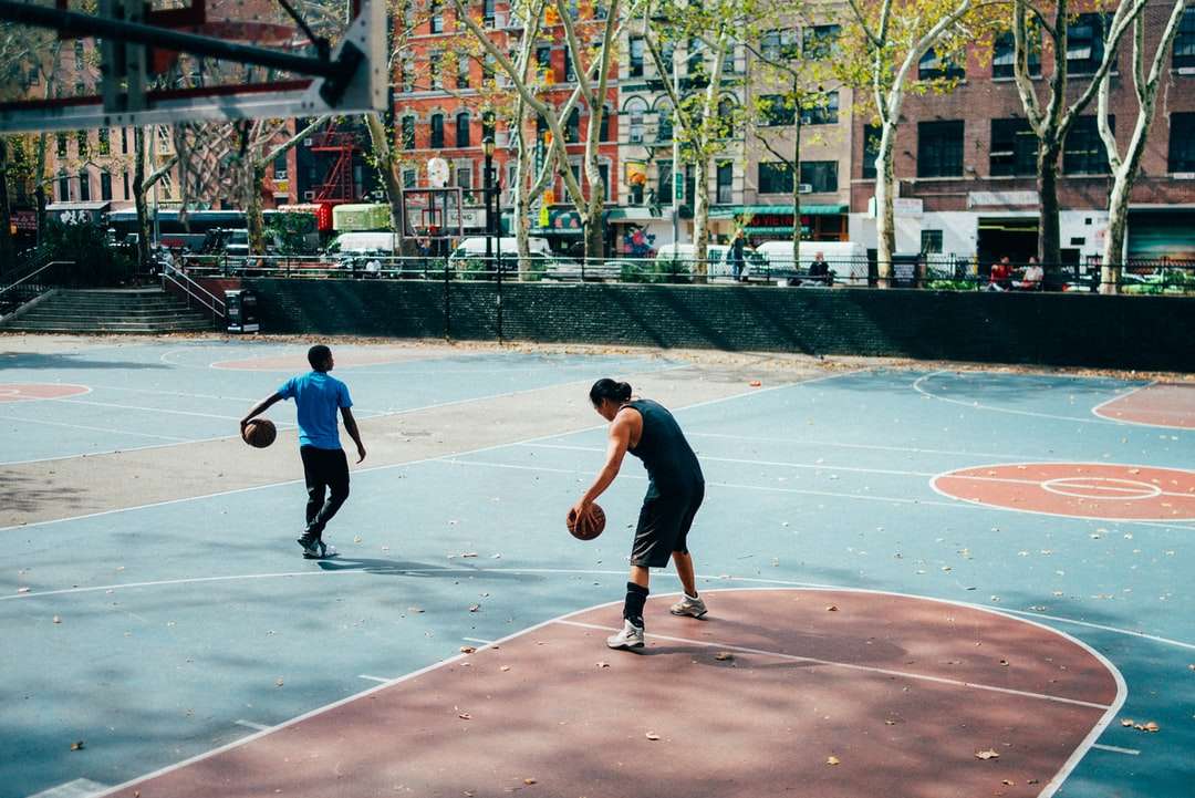 Mann im schwarzen Hemd und in der schwarzen Hose, die Basketball spielen Online-Puzzle