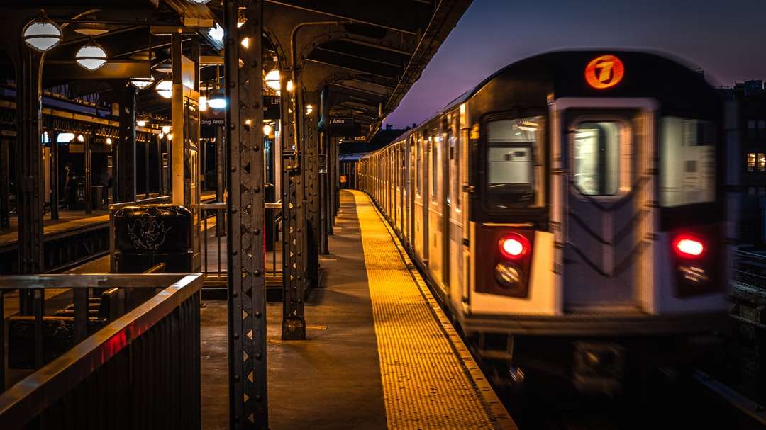 vlakové nádraží se zapnutými světly v noci online puzzle