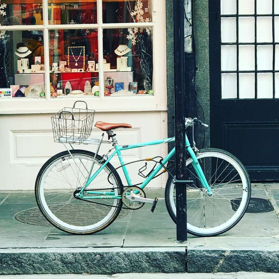 kékeszöld városi kerékpár az áruház mellett parkol online puzzle