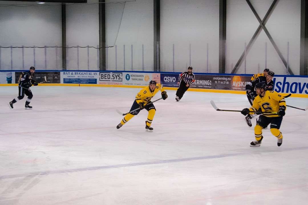 мужчина в желтой майке играет в хоккей онлайн-пазл