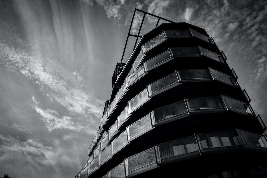 gråskalefoto av höghusbyggnad pussel på nätet