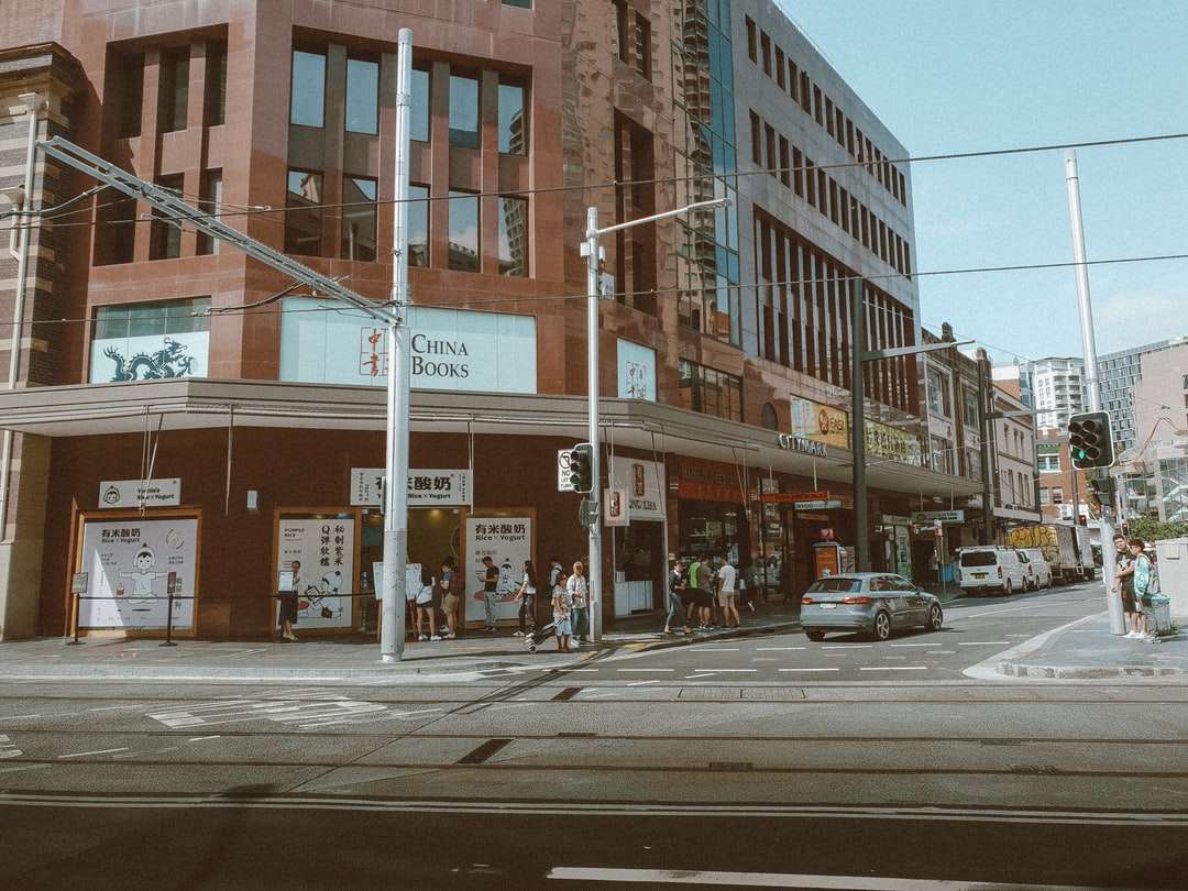 Voitures garées devant un bâtiment en béton brun et blanc puzzle en ligne