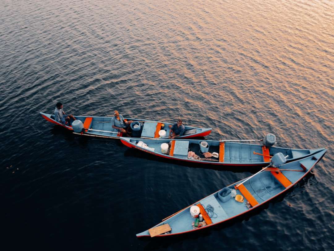 κόκκινο και λευκό σκάφος στο νερό του νερού κατά τη διάρκεια της ημέρας online παζλ