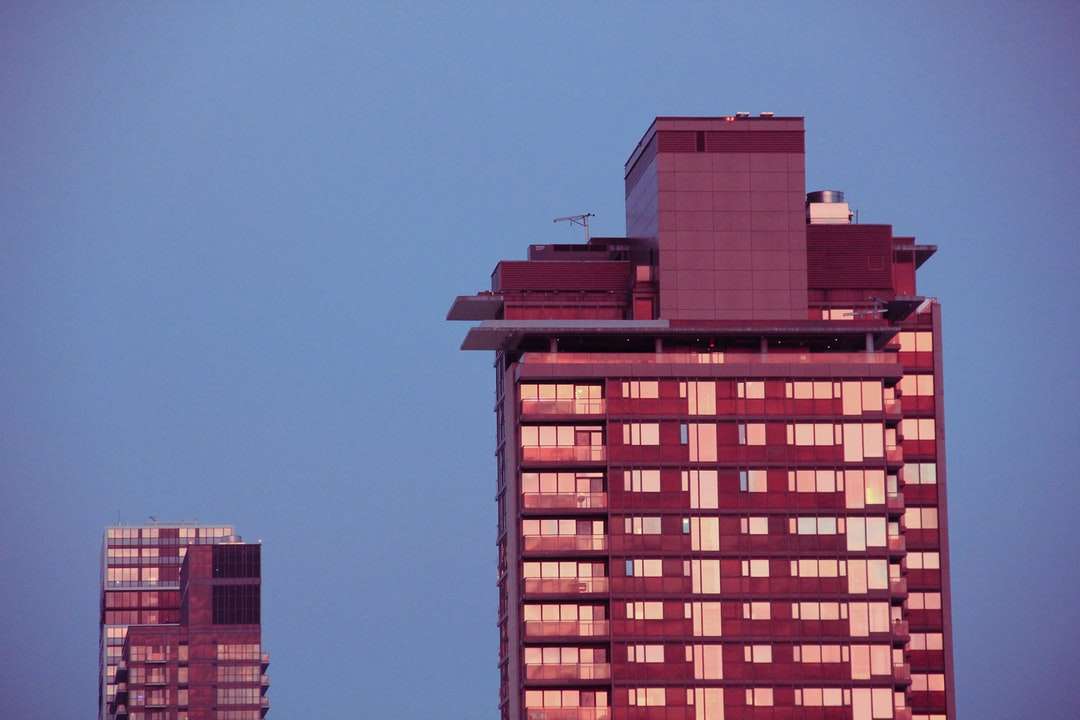 bruin betonnen gebouw onder de blauwe hemel overdag legpuzzel online