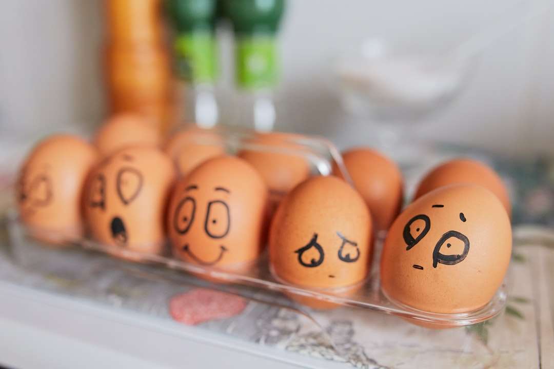 коричневые яйца на белом подносе онлайн-пазл