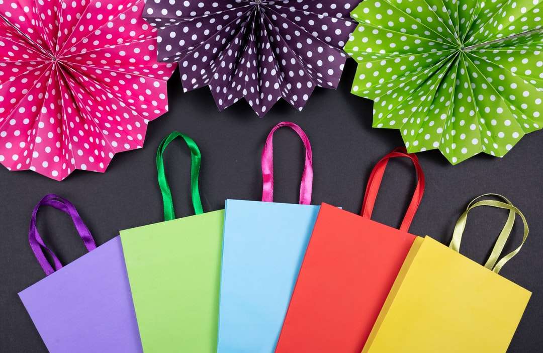 розови зелени и жълти хартиени торбички онлайн пъзел