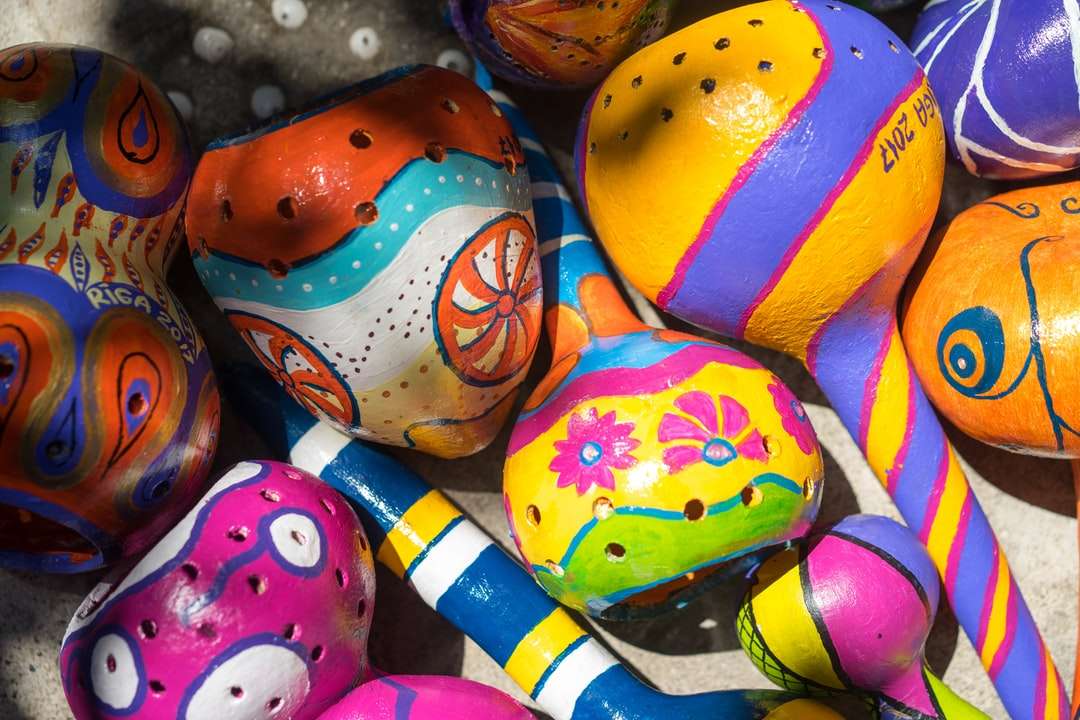 желто-красно-синяя керамическая фигурка яйца пазл онлайн