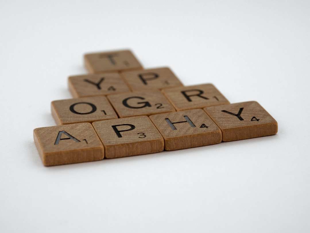 blocos de madeira marrons na superfície branca puzzle online