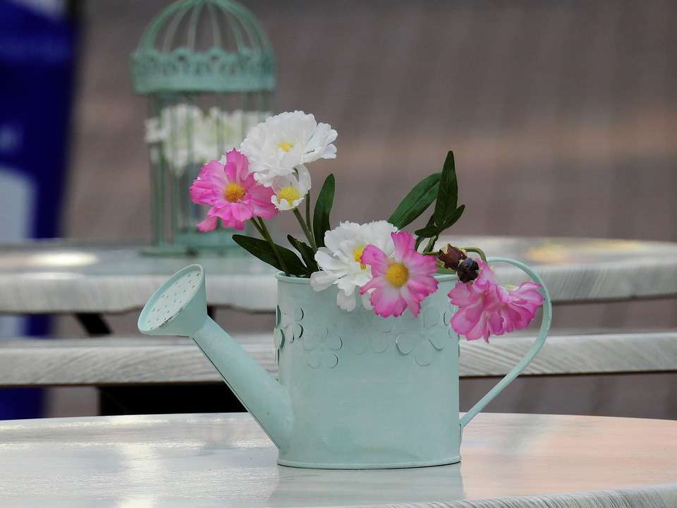цветя в декоративна лейка онлайн пъзел