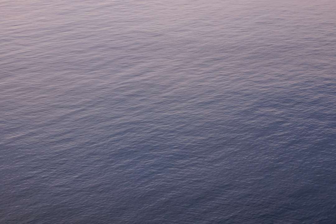 blått havsvatten under dagtid pussel på nätet