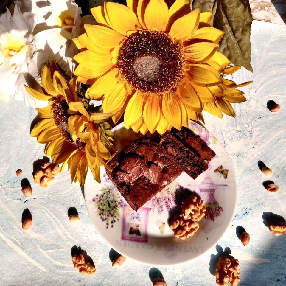 gelbe Sonnenblume auf weißer Keramikplatte Puzzlespiel online