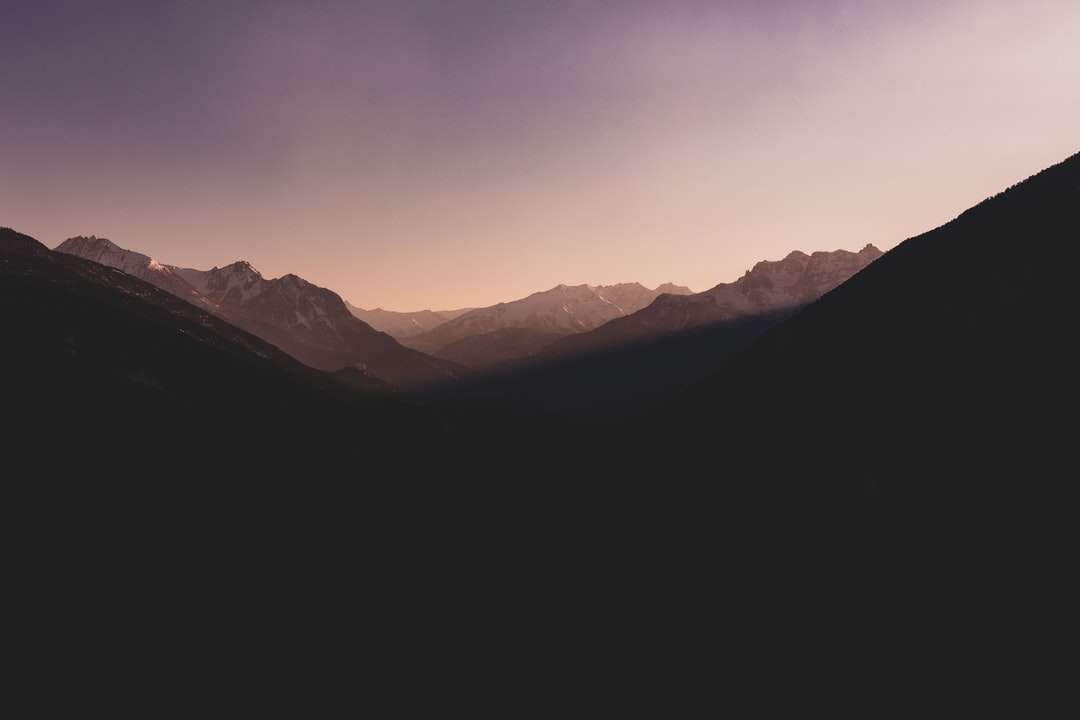 silhuett av berg under solnedgången Pussel online