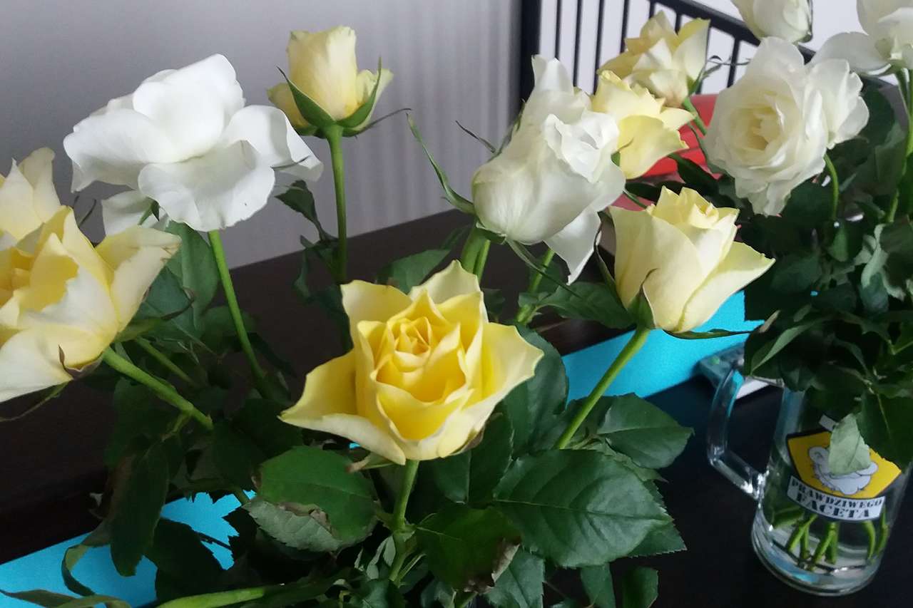 kytice žlutých růží skládačky online