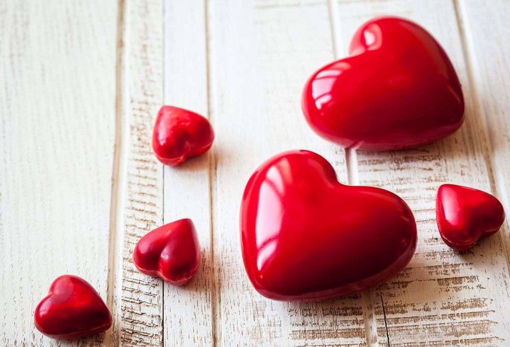 röda hjärtan med stenar Pussel online