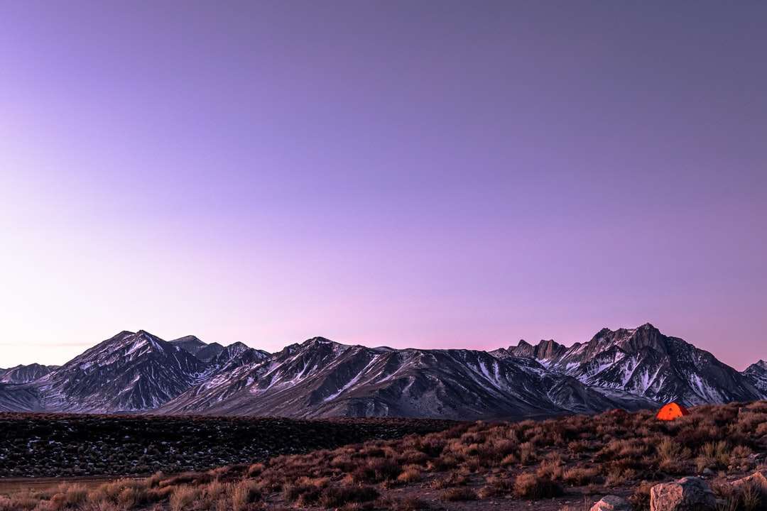 zasněžená hora pod modrou oblohou během dne online puzzle