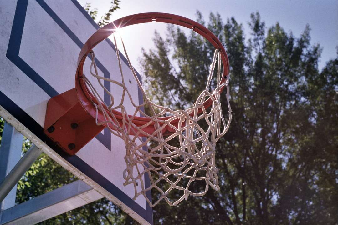 cesta de basquete branca e vermelha quebra-cabeças online